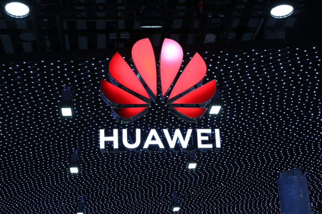 Reuters: Sancțiunile SUA se întețesc, dar Huawei deservește clienții 5G europeni, spune conducerea companiei