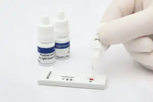 Cercetători români au realizat prima trusă din Europa pentru detectarea rapidă a COVID-19