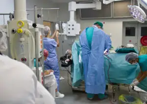 Boala care te distruge încet. Mulți români suferă de ea fără să știe măcar. Se poate ajunge la bisturiu