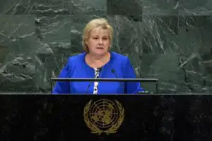 Locuitorii din Norvegia vor fi vaccinaţi gratuit împotriva COVID. Ce mesaj a transmis premierul Erna Solberg