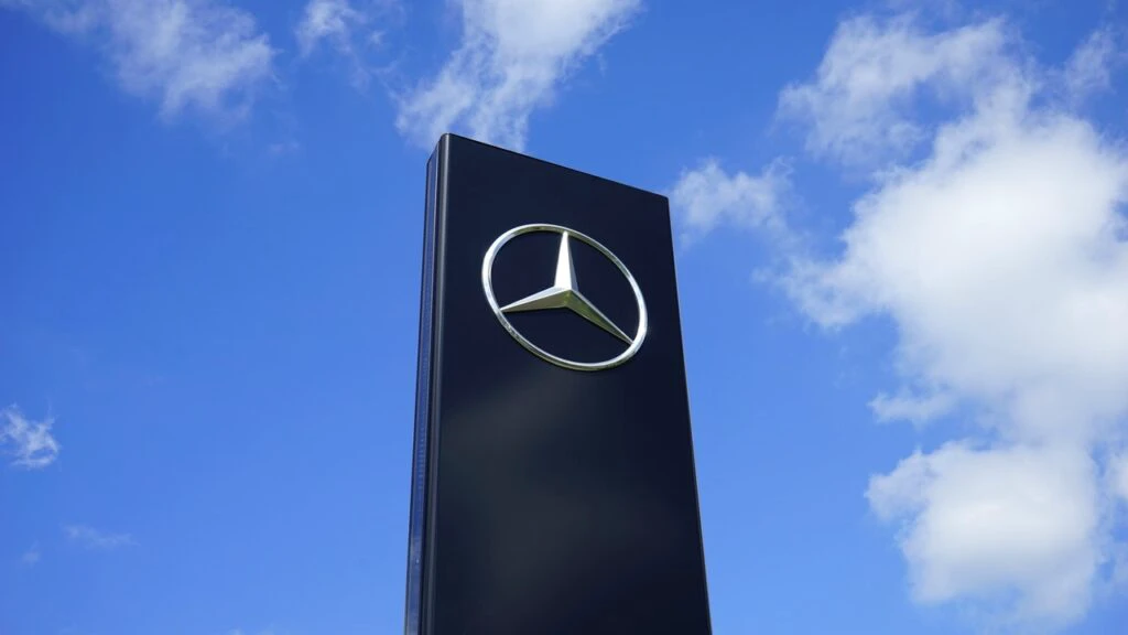 Un angajat de la Mercedes s-a răzbunat maxim. Lovitură șoc  după ce a fost concediat VIDEO