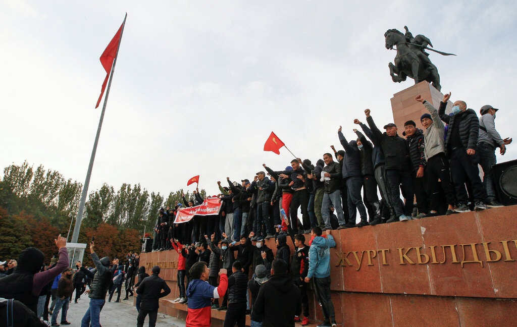Ascuns fiind, liderul Kîrgîzstanului  declară stare de urgență