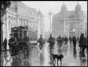 Nemții dau foc depozitelor cu alimente din București înainte s-o ia la sănătoasa