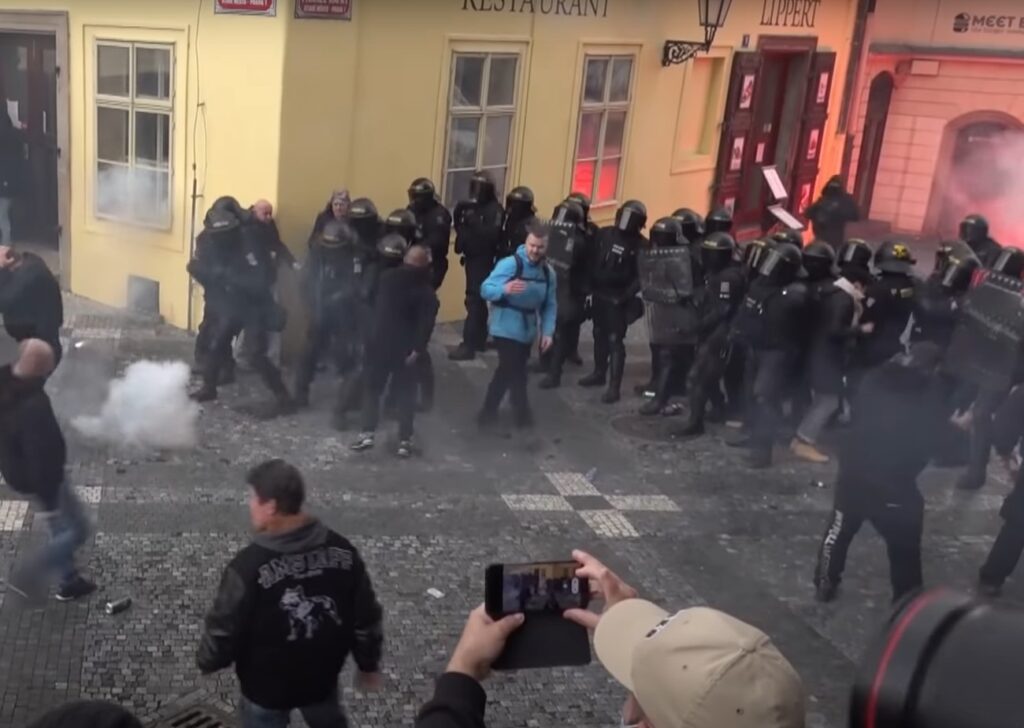 Au început protestele violente în Europa! Manifestații masive împotriva măsurilor de izolare anti-coronavirus