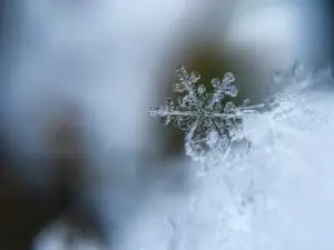 Vine gerul în România! Alertă de ninsori și lapoviță. Vremea o ia razna