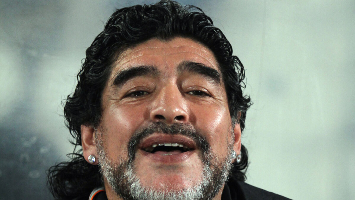 Diego Maradona a fost operat pe creier! Suporterii s-au strâns în număr mare pentru a-l susține
