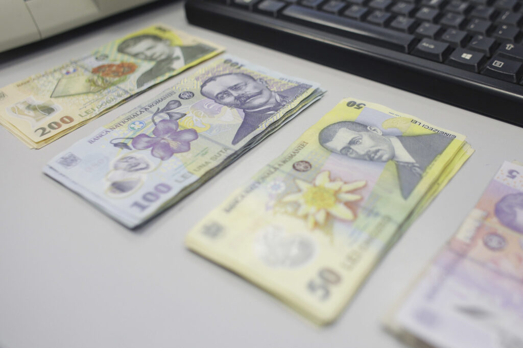Banii falşi de pe piaţă, în creştere în România! Care e bancnota preferată a falsificatorilor
