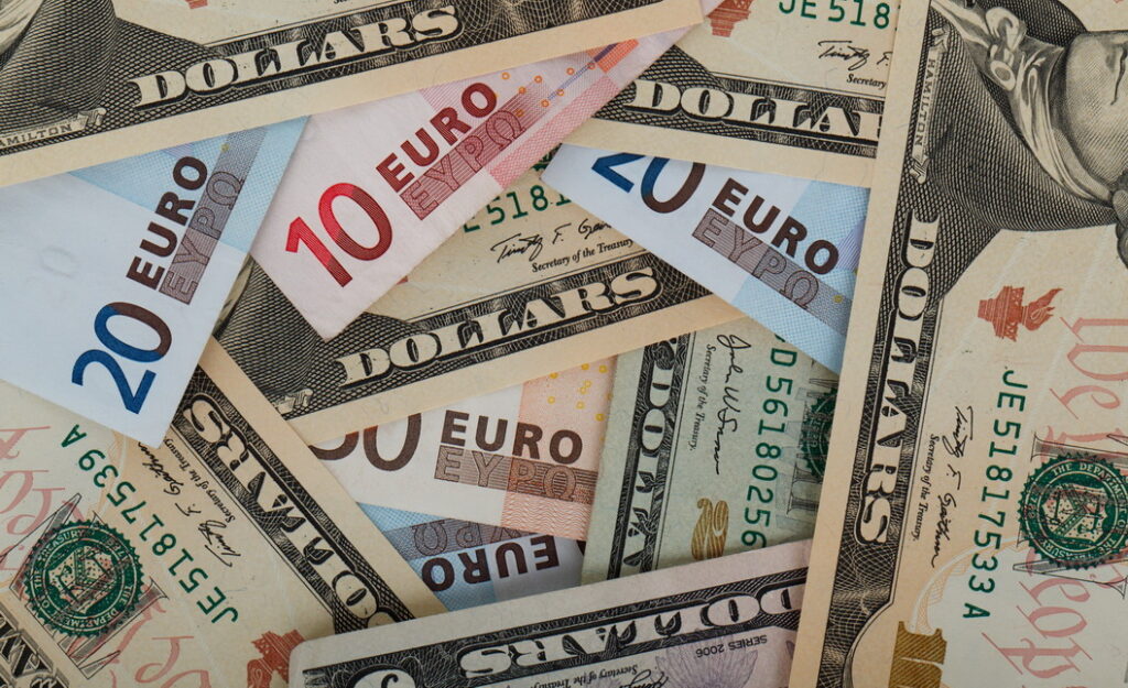 Dolarul american se află la răscruce, iar Banca Centrală Europeană este într-o poziţie deloc de invidiat