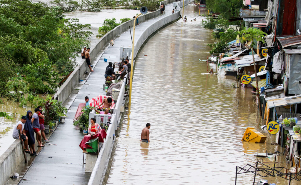 Taifunul Vamco a făcut prăpăd în Filipine: Zeci de mii de oameni sunt blocați