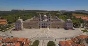 Regele pune aurul din colonii la treabă și îi iese o bijuterie
