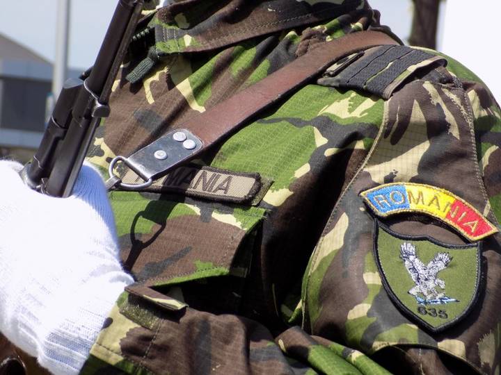Situaţie absurdă: militarii din Germania poartă uniforme făcute în România, iar Armata noastră le refuză