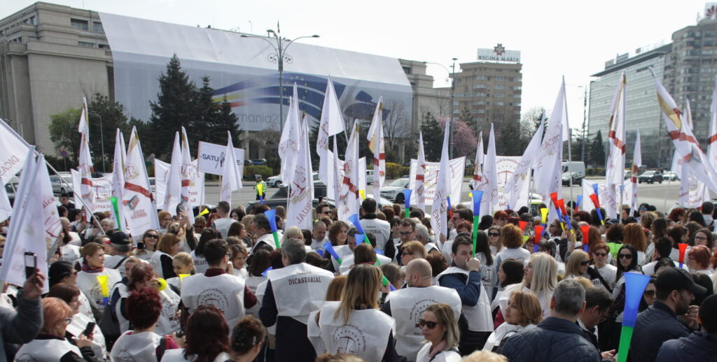 O nouă zi de proteste în România. Sindicaliștii pichetează Parlamentul