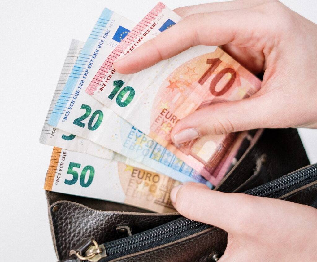 Dispar acești bani! O țară din Europa ia în calcul să renunțe complet la moneda națională