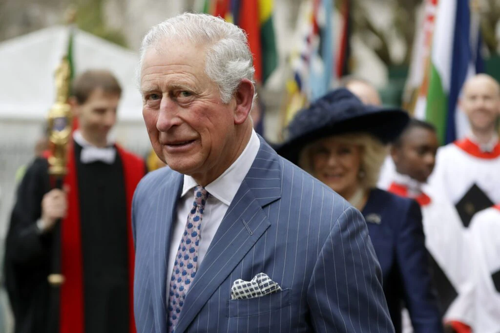 Regele Charles, sărutat de o femeie venită în faţa Palatului regal: E minunat, e perfect VIDEO