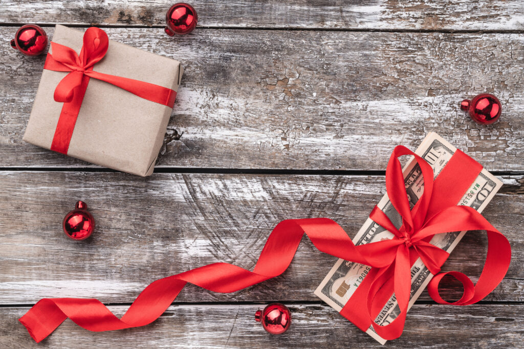 Sondaj BestJobs: 3 din 5 angajați se așteaptă să primească primă sau cadou de Crăciun