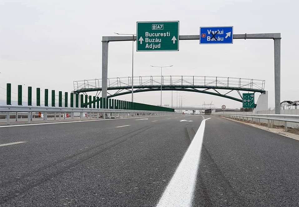 Cea mai nouă autostradă din România s-a stricat deja. Românii își rup mașinile pe ea