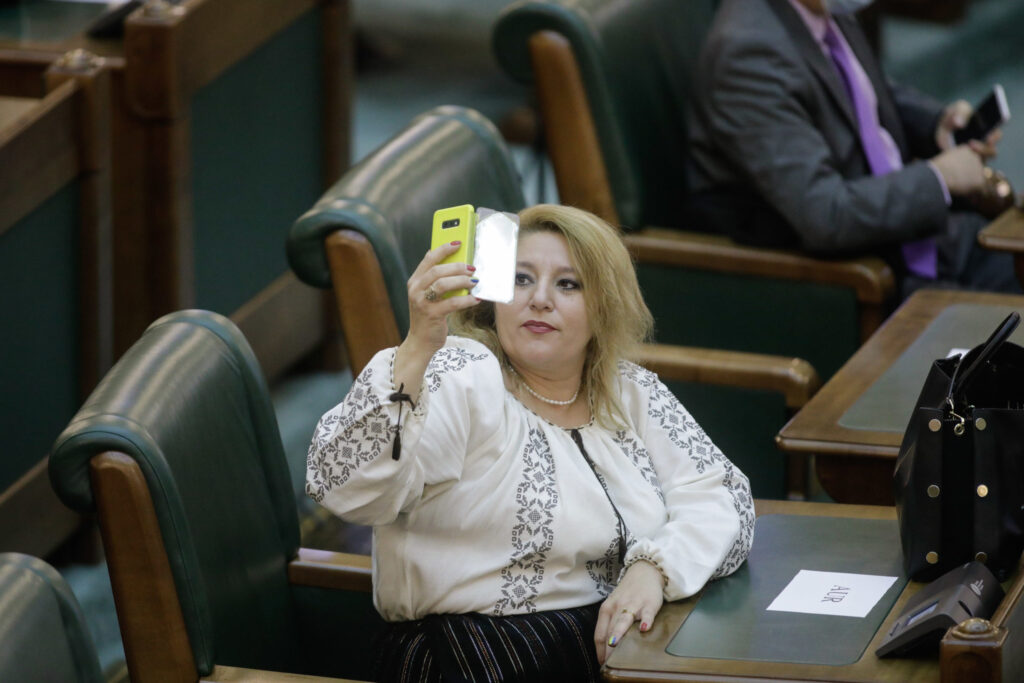 Diana Șoșoacă, luată la verificări de DSP! Senatorul AUR ar fi exceptată de la purtarea măștii de protecție