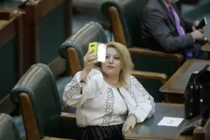 Șoșoacă va sesiza CNCD în scandalul măștii în Parlament. A formulat plângere penală