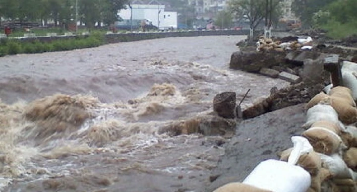 Ploile abundente fac ravagii în România! Un dig de protecție, la un pas să se dărâme! Intervenție de urgență, apa ar putea inunda totul