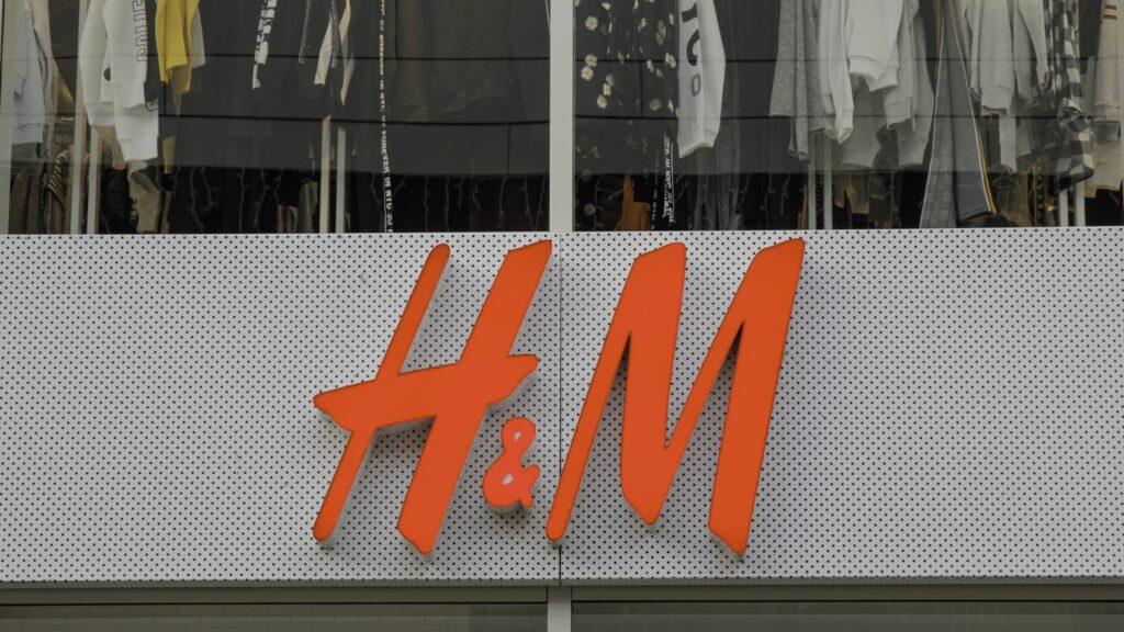 H&M va concedia 1500 de angajați pe baza unui test de inteligență