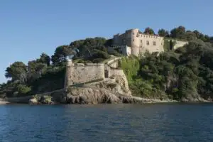 Preşedintele Franţei a ieşit din carantină. S-a mutat deocamdată la reşedinţa de la Fort Bregancon
