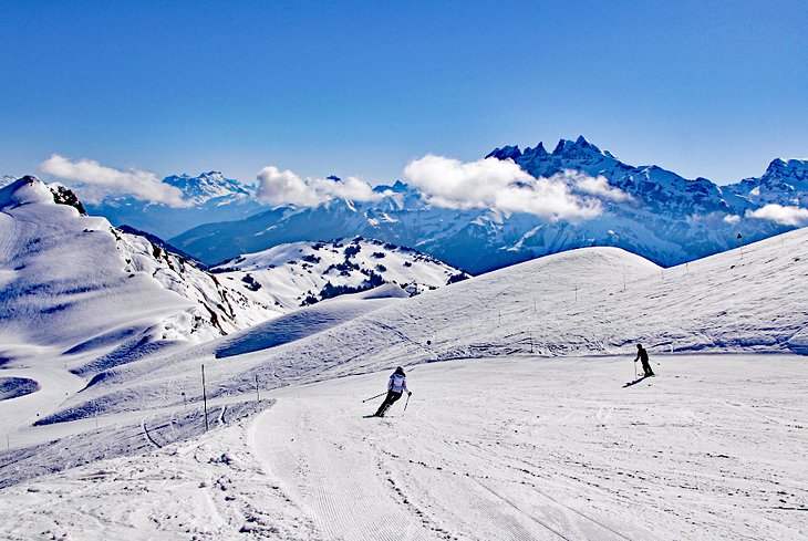 Guvernul francez, dat în judecată de staţiunile de schi din Franţa. A interzis funcționarea instalațiilor de transport pe cablu