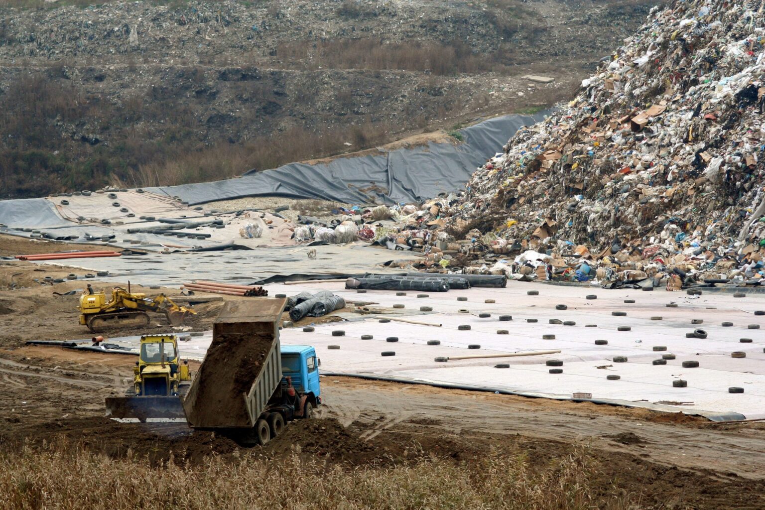 Pericol lângă Capitală. Groapa de gunoi de la Vidra funcționează ilegal ...