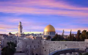 Israel a decis să relaxeze restricțiile. Numărul de infectări este mare în continuare