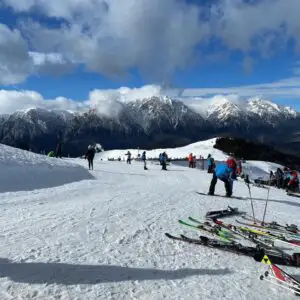 Stațiunile înregistrează un succes enorm! Turiștii fug să se bucure de zăpadă