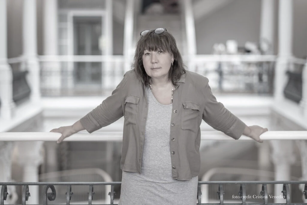 Doina Ruști şi rana neînchisă a copilăriei. Pierderea tatălui şi căutarea libertăţii prin literatură