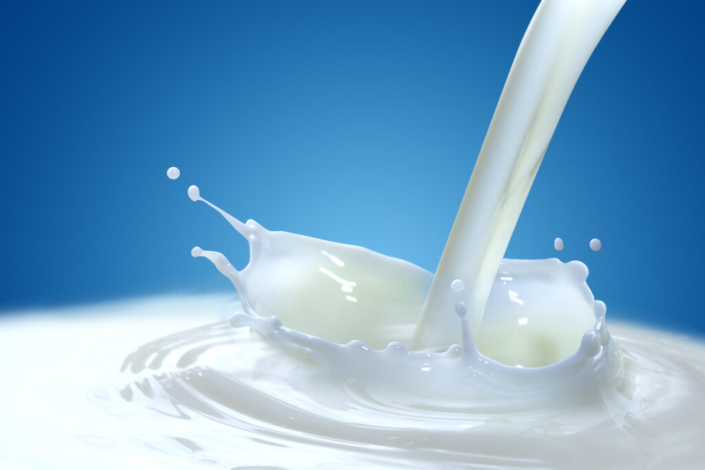 Adevărul despre laptele organic! Ce are în el și de ce e mai bun decât cel normal