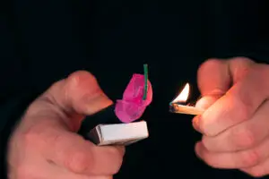 Un cunoscut fotbalist, la un pas de orbire de Revelion! O petardă i-a explodat în mână