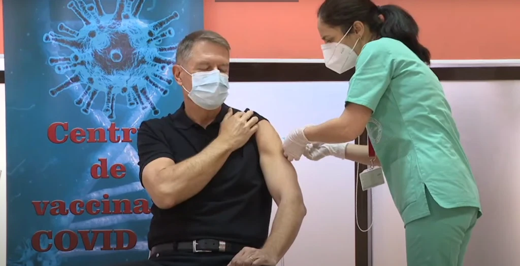 VIDEO. Iohannis s-a vaccinat împotriva COVID-19 în direct la TV! Prima reacție a președintelui dupa vaccin UPDATE