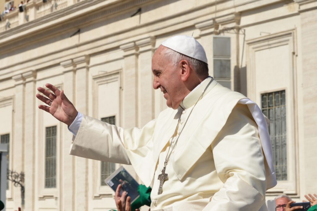 Papa Francisc, un nou apel pentru încetarea războiului. Suveranul Pontif, în vizită la copiii ucraineni din spital