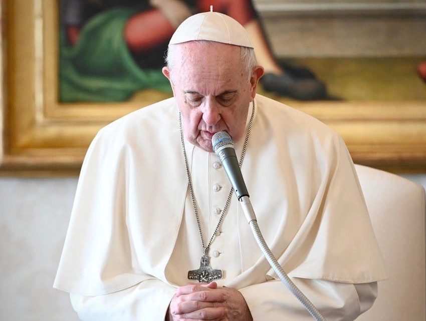 Doliu la Vatican: A fost răpus de coronavirus! Papa Francisc e devastat