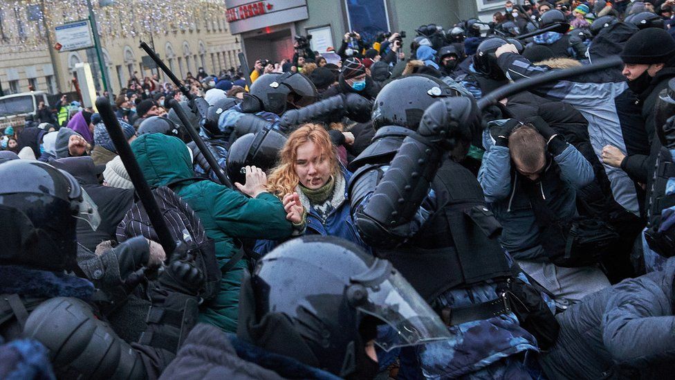 Situația este teribilă în Rusia! Primul bilanț al arestărilor! Oamenii au fost bătuți de forțele de ordine