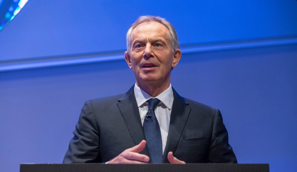 Fostul premier Tony Blair i-a pus pe jar pe britanici. Noul său look, amplu discutat pe rețelele sociale