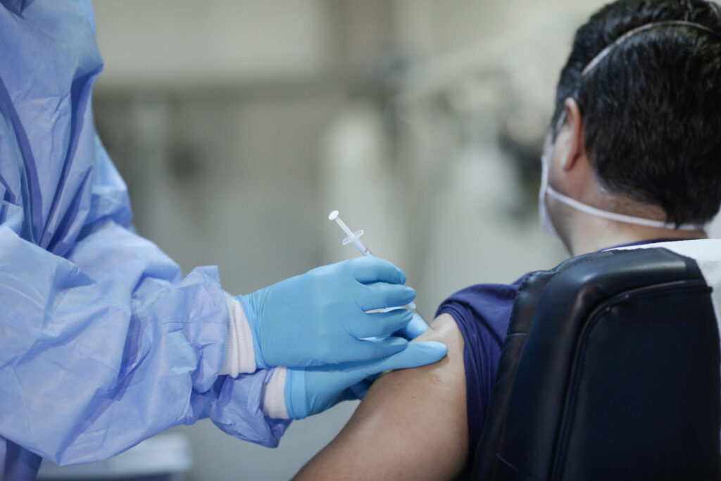 Câte persoane s-au vaccinat anti-covid până acum și ce reacții adverse au avut