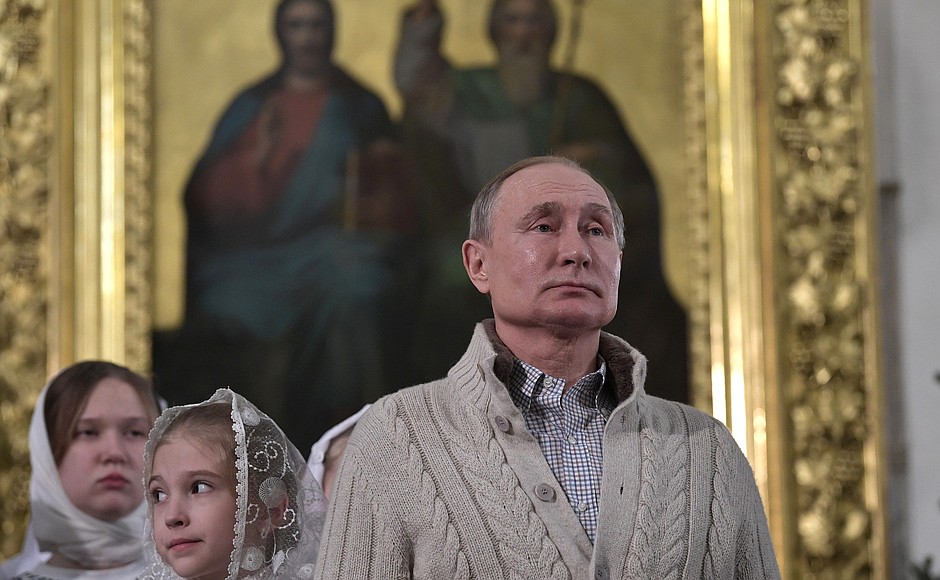 Președintele Putin a întâmpinat Crăciunul pe stil vechi într-o mică biserică din Rusia