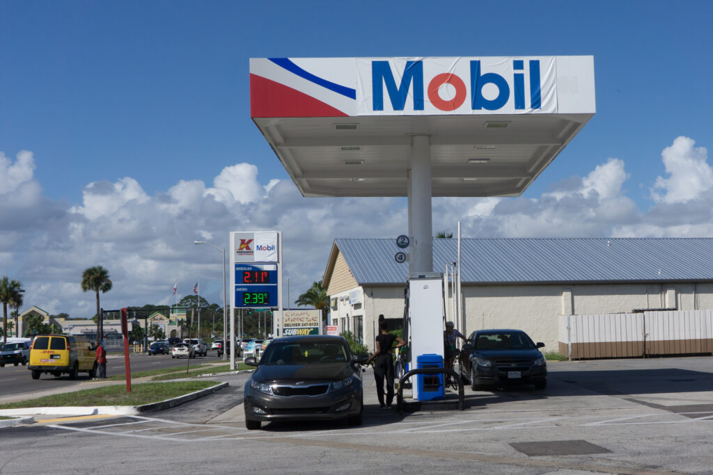 Pierderi nemaivăzute pentru Exxon Mobil. Compania a pierdut 22,4 miliarde de dolari