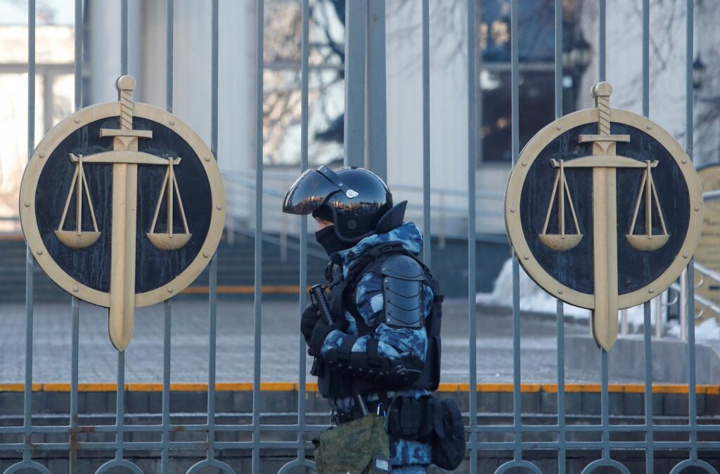Poliţia rusă a început arestările! Persoanele care s-au adunat în faţa tribunalului au fost luate pe sus