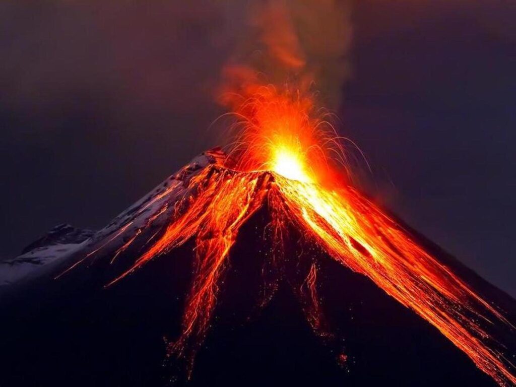 Fenomen geologic extrem! Un vulcan a erupt în Asia