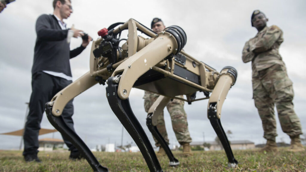 Câinii robotici pot asigura paza bazelor militare. Dar pot fi aruncați și în luptă? VIDEO