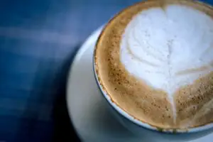 Este bine să adăugăm colagen în cafea sau în orice băutură caldă? Ce recomandă nutriționiștii