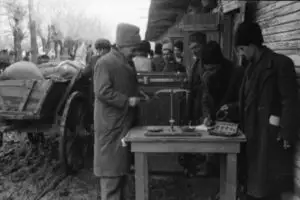 Comuniștii confiscă zestrea de mireasă a unei fete din Teleorman
