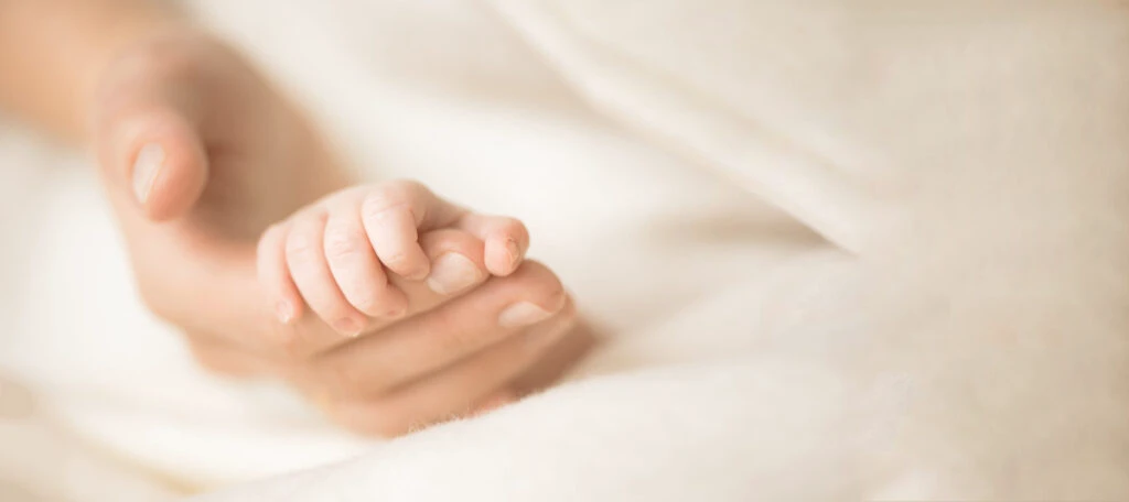 OMS avertizează: Copiii născuți prematur, în pericol din cauza resticțiilor impuse în maternități