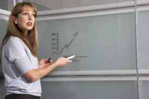 Contractul de muncă al profesorilor care hărţuiesc elevii va fi suspendat. Senatul a decis