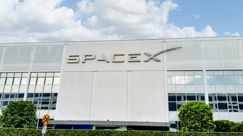 SpaceX va trimite primii turiști în spațiu la finalul anului