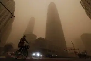 „Parcă a venit sfârșitul lumii!” Imagini terifiante din China, lovită de o cumplită furtună de nisip