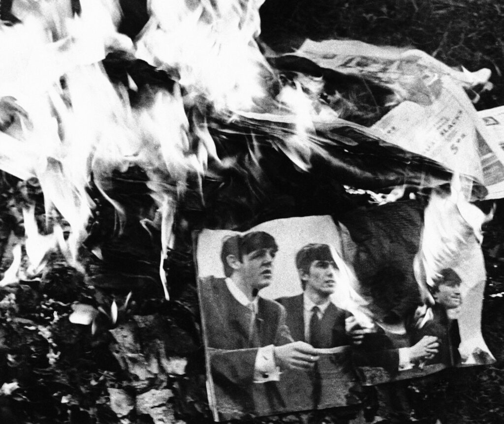 Când americanii au ars pe rug discurile Beatles